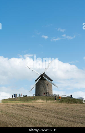 Granville, Manche/Frankreich - 18. August 2019: Touristen besuchen Sie die berühmten und historischen Moidrey Windmühle in der Nähe von Le Mont Saint-Michel in Frankreich Stockfoto