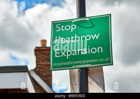 London, England - September 1, 2019: Protest in Harmondsworth gegen eine dritte Start- und Landebahn in der Nähe von Heathrow. Die Expansion würde einen großen Teil des Dorfes zu zerstören. Stockfoto