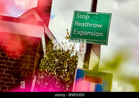 London, England - September 1, 2019: Protest in Harmondsworth gegen eine dritte Start- und Landebahn in der Nähe von Heathrow. Die Expansion würde einen großen Teil des Dorfes zu zerstören. Stockfoto
