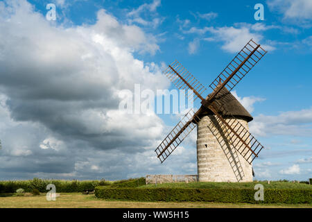 Castellane, Eure/Frankreich - 15. August 2019: horizontale Ansicht der historischen Windmühle Moulin de Pierre in Castellane in der Normandie Stockfoto