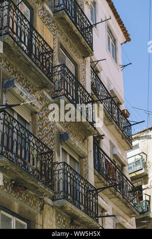 Vertikale Foto von einem alten Vintage Fliesen- Fassade in Lissabon mit Fenster, Balkon und typisch portugiesischen Kacheln mit geometrischen Muster auf der Wand, Bild Stockfoto