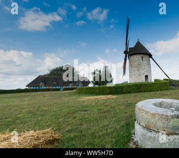 Castellane, Eure/Frankreich - 15. August 2019: Blick auf die historische Windmühle Moulin de Pierre und alten Mühlsteinen in Castellane in der Normandie Stockfoto