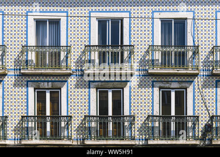 Typische vintage Fliesen Fassade eines portugiesischen Gebäude mit Fenster, Balkone und Fliesen mit geometrischen Muster, malerische Architektur in Lissabon, Por Stockfoto