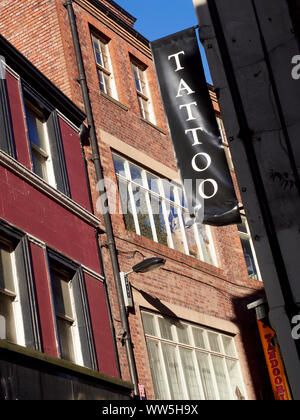 NEWCASTLE UPON TYNE, England, Großbritannien - 14 Januar, 2017: ein Zeichen für Tätowierer in den Seitenstraßen von Newcastle Upon Tyne, England, UK. Stockfoto