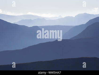 Kalten nebligen Morgen über den Grat Linien Derwent Fells im englischen Lake District, England. Stockfoto