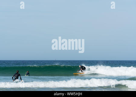 Toulinguet Plage, Fnistere/Frankreich - 23. August 2019: Surfen an der Westküste der Bretagne in Frankreich am Strand in der Nähe von Toulinguet Camaret-Sur-Mer Stockfoto