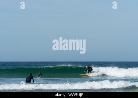 Toulinguet Plage, Fnistere/Frankreich - 23. August 2019: Surfen an der Westküste der Bretagne in Frankreich am Strand in der Nähe von Toulinguet Camaret-Sur-Mer Stockfoto