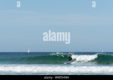 Toulinguet Plage, Fnistere/Frankreich - 23. August 2019: Surfen an der Westküste der Bretagne in Frankreich am Strand in der Nähe von Toulinguet Camaret-Sur-Mer Stockfoto