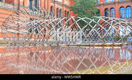 London, UK, 13. Sep 2019. "Bambus Ring', oder Take-Wa, ist ein groß angelegtes Carbon und Bambus gewebte Skulptur im V&A's Garden von renommierten japanischen Architekten Kengo Kuma, für seinen Entwurf des V&A Dundee und der Tokio Olympiastadion 2020 bekannt. London Design Festival findet vom 14-22 September 2019. Credit: Imageplotter/Alamy leben Nachrichten Stockfoto