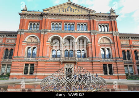 London, UK, 13. Sep 2019. "Bambus Ring', oder Take-Wa, ist ein groß angelegtes Carbon und Bambus gewebte Skulptur im V&A's Garden von renommierten japanischen Architekten Kengo Kuma, für seinen Entwurf des V&A Dundee und der Tokio Olympiastadion 2020 bekannt. London Design Festival findet vom 14-22 September 2019. Credit: Imageplotter/Alamy leben Nachrichten Stockfoto