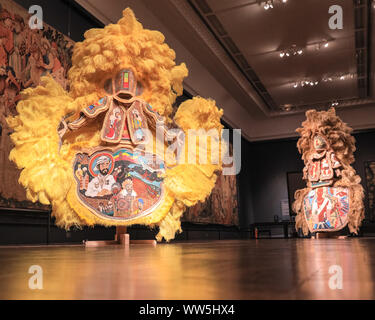 London, UK, 13. Sep 2019. Ein Assistent stellt mit dem Künstler die bunten "schwarze Maskierung Kultur' und Erzieher Big Chief Demond Melancon der Jungen Seminole Jäger riesige Exponate des Mardi Gras Indian passt. London Design Festival findet vom 14-22 September 2019. Credit: Imageplotter/Alamy leben Nachrichten Stockfoto