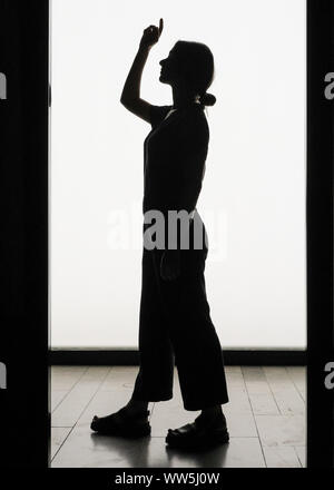 London, UK, 13. Sep 2019. Ein Assistent stellt innerhalb der Installation "Lawine", eine experimentelle Ausstellung durch kanadische Designer Matthew McCormick mit reflektierenden Oberflächen und kontrastierenden Licht und Dunkelheit. London Design Festival findet vom 14-22 September 2019. Credit: Imageplotter/Alamy leben Nachrichten Stockfoto