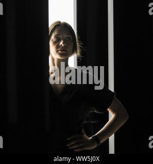 London, UK, 13. Sep 2019. Ein Assistent stellt innerhalb der Installation "Lawine", eine experimentelle Ausstellung durch kanadische Designer Matthew McCormick mit reflektierenden Oberflächen und kontrastierenden Licht und Dunkelheit. London Design Festival findet vom 14-22 September 2019. Credit: Imageplotter/Alamy leben Nachrichten Stockfoto