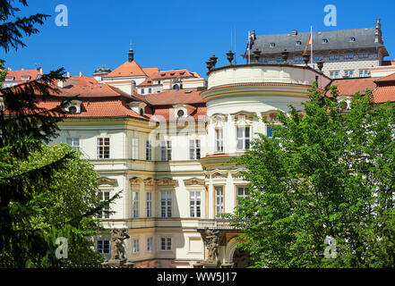 Die deutsche Botschaft in der Altstadt von Prag in der Tschechischen Republik. Stockfoto