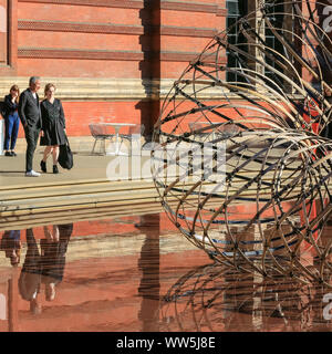 London, UK, 13. Sep 2019. Architekten Kengo Kuma sieht bei seiner Arbeit. "Bambus Ring', oder Take-Wa, ist ein groß angelegtes Carbon und Bambus gewebte Skulptur im V&A's Garden von renommierten japanischen Architekten Kengo Kuma, für seinen Entwurf des V&A Dundee und der Tokio Olympiastadion 2020 bekannt. London Design Festival findet vom 14-22 September 2019. Credit: Imageplotter/Alamy leben Nachrichten Stockfoto