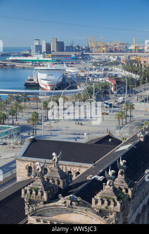 Blick über den Hafen und die Placa del Carbo mit der Skulptur Onades (Wellen), die der Künstler Andreu Alfaro, Barcelona, Katalonien, Spanien Stockfoto