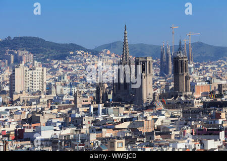 Blick über Barcelona und die Kathedrale Catedral de Santa Eulalia und der Sagrada Familia, Katalonien, Spanien Stockfoto