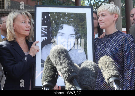 Die Familie von Owen Cary (links nach rechts) Mutter Moira und Schwester Emma Kocher, außerhalb Southwark der Untersuchungsrichter Gericht nach dem Urteil in seiner Untersuchung, dass er in dem Glauben, dass es keine Allergene in seine Mahlzeit an der Byron Hamburger Restaurant in die Irre geführt wurde. Herr Carey, 18, wusste nicht, dass das Huhn in der Buttermilch mariniert worden war und zusammenbrach und starb an den schweren Essen-induzierten Anaphylaxie. Stockfoto