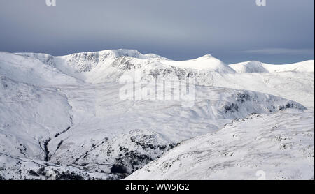 Die schneebedeckten Gipfel der Helvellyn, schreitenden Edge und Catstye Cam von Rampsgill Kopf in der Nähe von hartsop im Lake District. Stockfoto