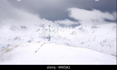 Ein Winter verschneite Lake District Szene von Fairfield und Hart-Crag vom Gipfel des Rampsgill Kopf. Stockfoto