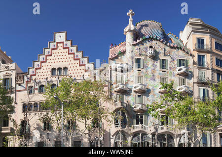 Casa Batllo, UNESCO-Weltkulturerbe, Architekten Antoni Gaudi, Casa Amatller auf der Linken, Architekt Puig i Cadafalch, Modernismus, Eixample, Barcelona, Katalonien, Spanien Stockfoto