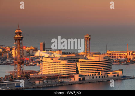 Blick von der Montjuic zum Hafen mit World Trade Center und den Turm Torre de Sant Jaume I der Seilbahn Transbordador Aeri d, Barcelona, Katalonien, Spanien Stockfoto