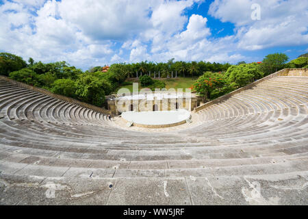 Amphitheater im antiken Dorf Altos de Chavon, neu erstellten sechzehnten Jahrhundert mediterranes Dorf, La Romana, Dominikanische Republik Stockfoto