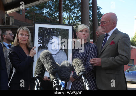 Die Familie von Owen Cary (nach rechts) Mutter Moira, Schwester Emma Kocher und Vater Paul Carey, außerhalb Southwark der Untersuchungsrichter Gericht verließ nach dem Urteil in seiner Untersuchung, dass er in dem Glauben, dass es keine Allergene in seine Mahlzeit an der Byron Hamburger Restaurant in die Irre geführt wurde. Herr Carey, 18, wusste nicht, dass das Huhn in der Buttermilch mariniert worden war und zusammenbrach und starb an den schweren Essen-induzierten Anaphylaxie. Stockfoto