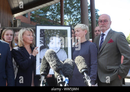 Die Familie von Owen Cary (nach rechts) Mutter Moira, Schwester Emma Kocher und Vater Paul Carey, außerhalb Southwark der Untersuchungsrichter Gericht verließ nach dem Urteil in seiner Untersuchung, dass er in dem Glauben, dass es keine Allergene in seine Mahlzeit an der Byron Hamburger Restaurant in die Irre geführt wurde. Herr Carey, 18, wusste nicht, dass das Huhn in der Buttermilch mariniert worden war und zusammenbrach und starb an den schweren Essen-induzierten Anaphylaxie. Stockfoto