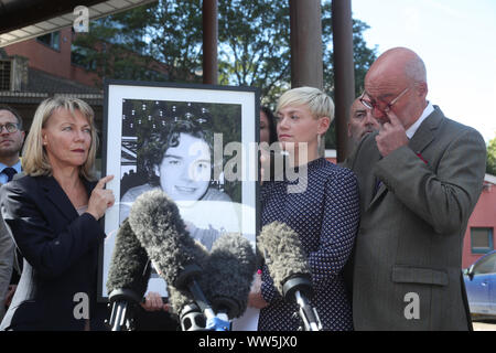 Die Familie von Owen Cary (nach rechts) Mutter Moira, Schwester Emma Kocher und Vater Paul Carey, außerhalb Southwark der Untersuchungsrichter Gericht verließ nach dem Urteil in seiner Untersuchung, dass er in dem Glauben, dass es keine Allergene in seine Mahlzeit an der Byron Hamburger Restaurant in die Irre geführt wurde. Herr Carey, 18, wusste nicht, dass das Huhn in der Buttermilch mariniert worden war und zusammenbrach und starb an den schweren Essen-induzierten Anaphylaxie. Stockfoto