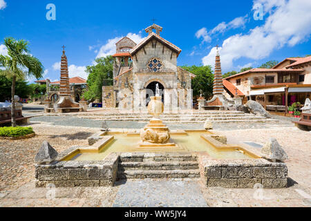 St. Stanislaus Kirche im alten Dorf Altos de Chavon, neu erstellten sechzehnten Jahrhundert mediterranes Dorf, La Romana, Dominikanische Republik Stockfoto