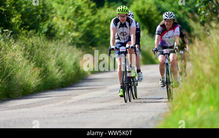 ROTHBURY, NEWCASTLE UPON TYNE, England, UK - Juli 06, 2019: Männliche und weibliche Radfahrer geniessen, die sich an der Zyklon Rennen starten in Newcas Stockfoto