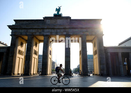 28.08.2019, Berlin, Deutschland: Blick vom Platz des 18. März am Brandenburger Tor am Morgen mit niedrigen Sun Stockfoto