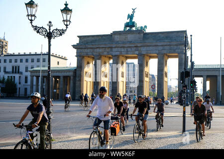 28.08.2019, Berlin, Deutschland: Radfahrer in der rush hour auf dem Platz des 18. März vor dem Brandenburger Tor am Morgen mit niedrigen Sonne in der Stockfoto