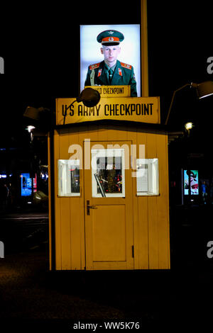 26.08.2019, Berlin, Deutschland: Rekonstruierte Wachhaus am ehemaligen Checkpoint Charlie in der Friedrichstraße in Berlin-Kreuzberg mit einem Foto von einem Stockfoto