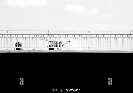 Fotografie der auf der Baustelle mit der Reinigung der Arbeitsgeräte auf einer Brücke, Stockfoto