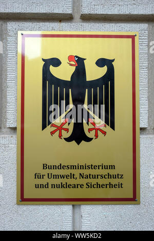 26.08.2019, Berlin, Deutschland: Schild des Bundesministeriums für Umwelt, Naturschutz und Reaktorsicherheit in einem Eingang in Stresemannst Stockfoto
