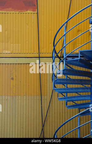 Fotografie einer Wendeltreppe vor einem Bau Trailer, Stockfoto