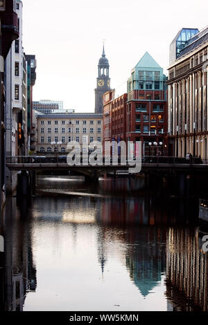 Hamburg, Menschen über eine Brücke über einen Kanal mit reflektierenden Häuser, Stockfoto