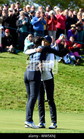 Das Team Europa Celine Boutier (rechts) und Georgia Hall Umarmung nachdem Sie Ihre Viererspiele Match an Tag eins der Solheim Cup 2019 in Gleneagles Golf Club, Auchterarder. Stockfoto