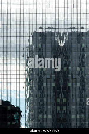 Abstrakte Reflexion von einem Hochhaus, Fassade in einem anderen Hochhaus, Stockfoto