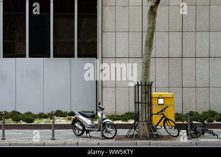 Fotografie von abgestellte Fahrräder und Motorroller vor ein Postfach, Stockfoto