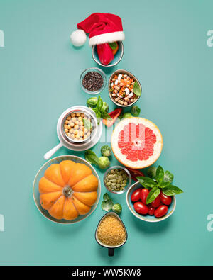 Weihnachtsbaum aus gesunden Zutaten.. Vegane, vegetarische Ernährung. Weihnachten Lebensmittel Hintergrund. Gesunden urlaub Diät Konzept Stockfoto