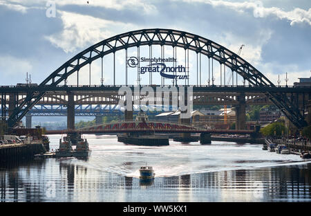 NEWCASTLE UPON TYNE, England, Großbritannien - September 09, 2019: Blick auf den Fluss Tyne, Swing und hohen Brücken über den Fluss Tyne mit der Großen, "Große Nort Stockfoto