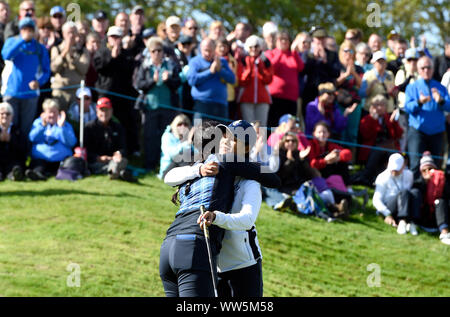 Das Team Europa Celine Boutier (rechts) und Georgia Hall Umarmung nachdem Sie Ihre Viererspiele Match an Tag eins der Solheim Cup 2019 in Gleneagles Golf Club, Auchterarder. Stockfoto