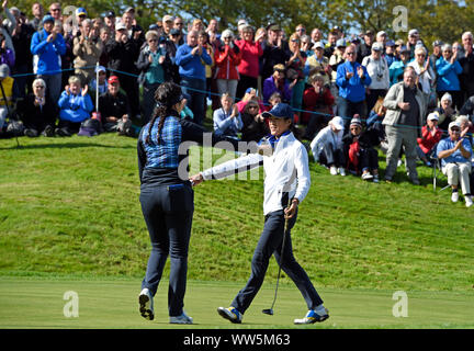 Das Team Europa Celine Boutier (rechts) und Georgia Hall Umarmung nachdem Sie Ihre Viererspiele Match an Tag eins der Solheim Cup 2019 in Gleneagles Golf Club, Auchterarder. Stockfoto