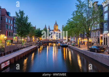 Sankt Nikolaus Kirche in der Nacht in Amsterdam, Niederlande. Stockfoto