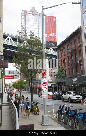 DUMBO (Down Under Manhattan Bridge Überführung) Nachbarschaft in Brooklyn, New York. Stockfoto