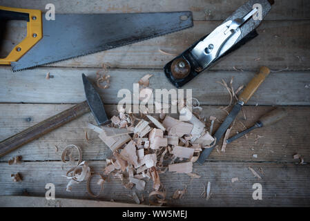 Ansicht einer Zimmerei Werkzeuge und Holzspäne Stockfoto