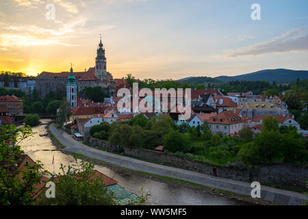 Cesky Krumlov bei Sonnenuntergang mit Skyline in der Tschechischen Republik. Stockfoto